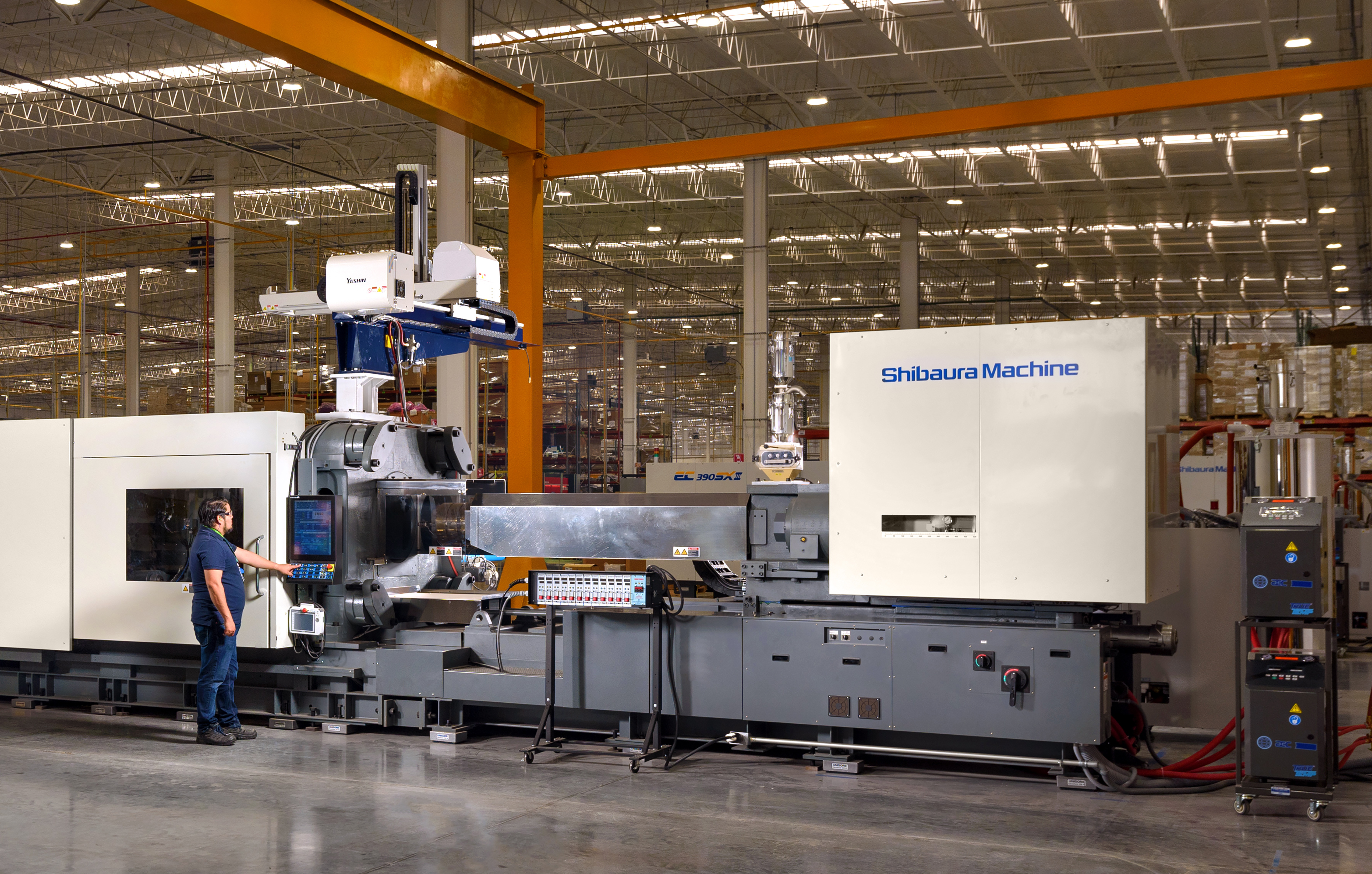 Operator on a plastic injection molding press in Monterrey, Mexico